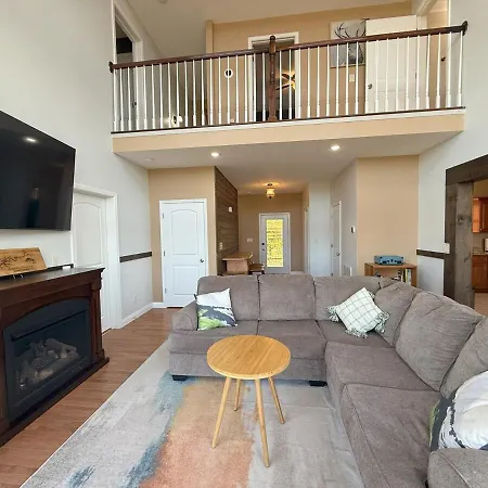 Spacious & Bright Lake Cabin, Pet Friendly, 8 Beds